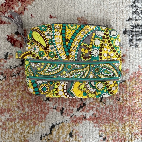 Vera Bradley Small Cosmetic Zip Bag- Lemon Parfait
Excellent condition - Picture 6 of 9